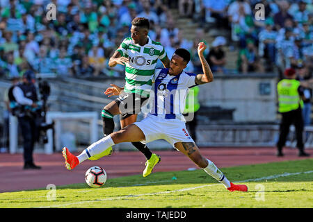 Abdoulayé Diaby du Sporting CP (L) rivalise pour le bal avec Éder Militão du FC Porto (R) lors de la Coupe du Portugal Placard 2018/2019 - finale, match de foot entre Sporting CP vs FC Porto. (Score final : Sporting CP 2(5) - 2(4) le FC Porto) Banque D'Images