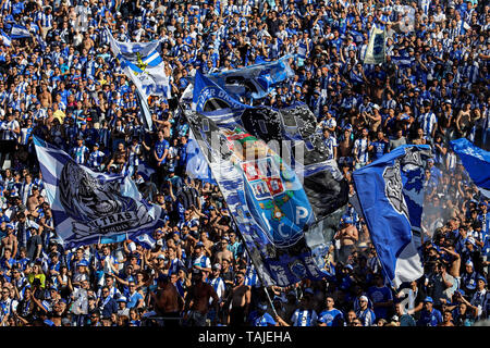 Le FC Porto partisans pendant la Coupe du Portugal Placard 2018/2019 - finale, match de foot entre Sporting CP vs FC Porto. (Score final : Sporting CP 2(5) - 2(4) le FC Porto Banque D'Images