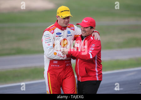 Winton, Victoria, Australie. 26 mai 2019 Championnat Supercars australien vierge.Aider Camion Course Fourteen-No SuperSprint Winton -.17 Scott McLaughlin course pour Shell V Power Racing Team - Team Penske DJR célèbre sa victoire avec son ingénieur de course Ludo Lacroix.Credit Brett Keating/Alamy Live News. Banque D'Images