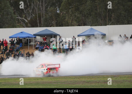 Winton, Victoria, Australie. 26 mai 2019 Championnat Supercars australien vierge.Aider Camion Course Fourteen-No SuperSprint Winton -.17 Scott McLaughlin course pour Shell V Power Racing Team - Team Penske DJR au volant de sa Ford Mustang célèbre avec un burnout en face sur l'immense foule.Credit Brett Keating/Alamy Live News. Banque D'Images