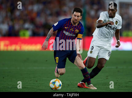 Sevilla, Espagne. 25 mai, 2019. Football : Finale de la Coupe du Roi 2018/19 : Lionel Messi de Barcelone est en concurrence pour le bal avec Geoffrey kondogbia de Valence lors de la Finale de la Coupe du Roi entre le FC Barcelone vs Valencia CF au stade Benito Villamarin à Séville, Espagne, le 25 mai 2019. Crédit : Pablo Morano/ AFLO/Alamy Live News Banque D'Images
