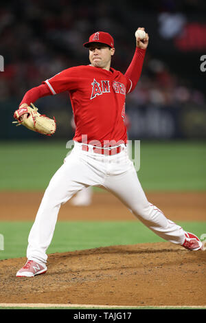 Anaheim, États-Unis. 25 mai 2019. Los Angeles Angels le lanceur partant Tyler Skaggs (45) rend le départ pour les Anges pendant le jeu entre les Rangers du Texas et les Los Angeles Angels of Anaheim au Angel Stadium à Anaheim, CA, (photo de Peter Renner and Co, Cal Sport Media) Credit : Cal Sport Media/Alamy Live News Banque D'Images