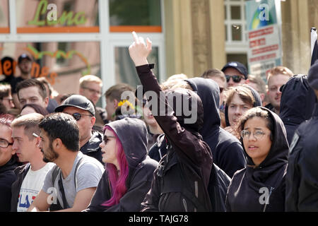 25 mai 2019, en Rhénanie du Nord-Westphalie, Dortmund : manifestants protester contre une marche de la partie extrême-droite 'Die Rechte'. Près de 800 personnes ont manifesté contre un rassemblement organisé par les extrémistes de droite. Selon la police, environ 180 partisans du parti Die Rechte" s'étaient rassemblés à Dortmund. Photo : Johannes Neudecker/dpa Banque D'Images