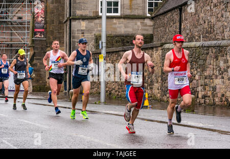 Edimbourg, Royaume-Uni. 26 mai 2019. Marathon d'Édimbourg : les marathoniens courent devant le palais de Holyrood par temps humide. Stamatis Papadakis (544) a terminé 40e ; Daniel Brazier (311) a terminé 27e ; Dave Ward (257) a terminé 22e. Banque D'Images