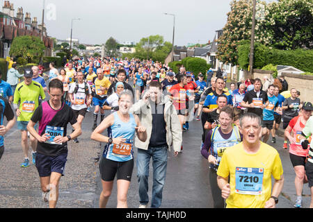 Edinburgh, Royaume-Uni. 26 mai, 2019. Dimanche 26 Mai 2019 : Festival Edinburgh Marathon. Porteur dans l'Edinburgh Marathon et Demi-marathon aux quatre mille Crédit : Andrew O'Brien/Alamy Live News Banque D'Images