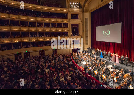Vienne, Autriche. 25 mai, 2019. Les artistes interprètes ou exécutants prendre le rappel après la représentation de l'Opéra de Vienne, à Vienne, Autriche, le 25 mai 2019. Maison de l'Opéra de Vienne a organisé un programme spécial le samedi pour rendre hommage au 150e anniversaire de la chambre et de ses artistes. L'Opéra de Vienne est l'un des opéras les plus célèbres au monde, qui a été ouverte le 25 mai 1869. Source : Xinhua/Alamy Live News Banque D'Images