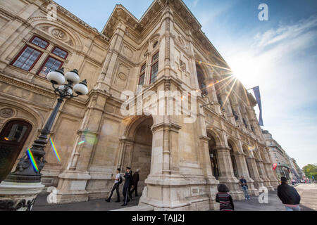 Vienne, Autriche. 25 mai, 2019. Photo prise le 25 mai 2019 montre l'extérieur de l'Opéra national de Vienne, à Vienne, en Autriche. Maison de l'Opéra de Vienne a organisé un programme spécial le samedi pour rendre hommage au 150e anniversaire de la chambre et de ses artistes. L'Opéra de Vienne est l'un des opéras les plus célèbres au monde, qui a été ouverte le 25 mai 1869. Source : Xinhua/Alamy Live News Banque D'Images