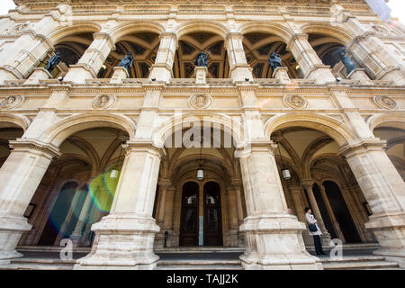 Vienne, Autriche. 25 mai, 2019. Photo prise le 25 mai 2019 montre l'extérieur de l'Opéra national de Vienne, à Vienne, en Autriche. Maison de l'Opéra de Vienne a organisé un programme spécial le samedi pour rendre hommage au 150e anniversaire de la chambre et de ses artistes. L'Opéra de Vienne est l'un des opéras les plus célèbres au monde, qui a été ouverte le 25 mai 1869. Source : Xinhua/Alamy Live News Banque D'Images