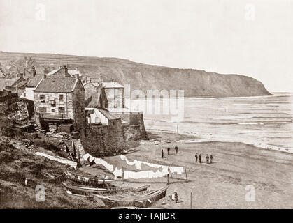 Une vue de la fin du xixe siècle de Robin Hood's Bay est un petit village de pêcheurs et d'une baie située au nord de Scarborough, sur la côte de North Yorkshire, Angleterre. Pêche à la ligne a atteint son apogée au milieu du xixe siècle, les pêcheurs utilisaient la coble pour la pêche à la ligne en hiver et un plus grand bateau pour la pêche au hareng. Le poisson était chargé dans les sacoches et les hommes et les femmes marchaient ou traversé la lande des pistes à Pickering ou New York. Banque D'Images