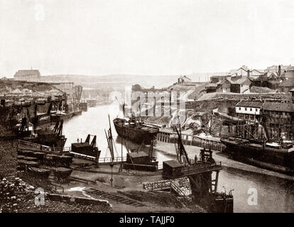 Une fin du 19e siècle vue de la rivière industrielle de la rivière porter à Sunderland, une ville dans la région de Tyne et Wear, Angleterre. Une fois salué comme la plus grande "Ville de construction navale dans le monde',navires furent construits sur l'usure d'au moins 1346, et par le milieu du 18e siècle Sunderland est l'une des villes de la construction navale en chef dans le pays. Le Port de Sunderland a été considérablement élargie dans les années 1850 avec la construction de la station d'Hudson. Banque D'Images