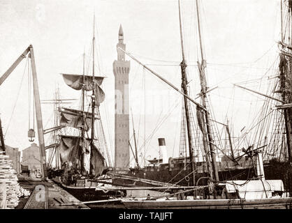 Une fin du 19e siècle vue du quai hydraulique tour derrière voyage à Grimsby, également grand Grimsby, un grand port maritime Français côtières et centre administratif de la région de North East Lincolnshire, sur la rive sud de l'estuaire de la Humber, près de l'endroit où il atteint la mer du Nord. De nombreux quais ont été terminés au milieu du xixe siècle, avec l'arrivée du chemin de fer en 1848, après quoi il s'est vanté la plus grande flotte de pêche dans le monde par le milieu du 20e siècle, jusqu'à ce que la pêche a diminué. Banque D'Images