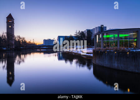 Matin sur la Spokane River qui coule en face de l'Opéra et Spokane Convention Center à Riverfront Park Spokane Washington USA Banque D'Images