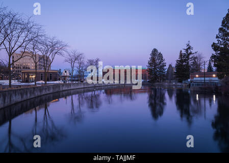 Matin sur la Spokane River qui coule en face de l'Opéra et Spokane Convention Center à Riverfront Park Spokane Washington USA Banque D'Images