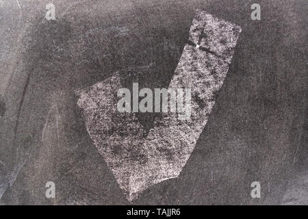 Couleur blanc chak dessin à la main droite en forme de coche sur fond noir Banque D'Images