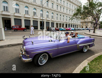 La Havane, Cuba - un taxi s'arrête en face de l'hôtel Parque Central (Central Park). Classic voitures américaines des années 50, importées avant l'embargo américain, une Banque D'Images
