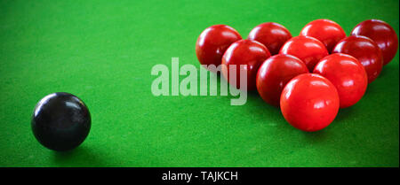 Boule de billard rouge et noir vert situé sur la table de billard - jeu de billard Banque D'Images