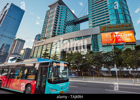 Electric city bus déménagement sur rue dans le quartier d'affaires central de Futian. Shenzhen, province de Guangdong, en Chine. Banque D'Images