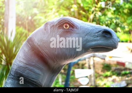 Tête de statue de dinosaure Alamosaurus dans jardin parc Banque D'Images