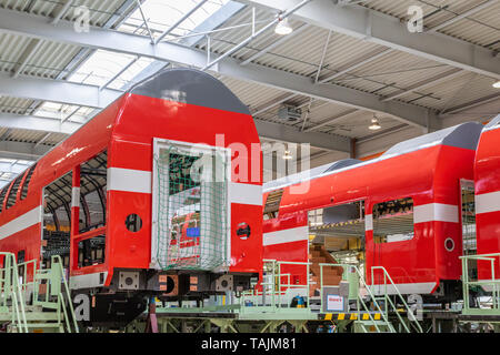 Görlitz, Allemagne, le 25 mai 2019 - Double-decker voitures pour le chemin de fer en Israël sont actuellement en cours de construction à l'usine de Bombardier à Görlitz. Banque D'Images