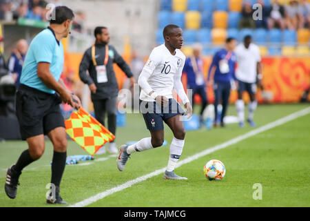 Gdynia, Pologne, 25 mai 2019 : Moussa Diaby s'exécute avec la balle pendant la FIFA 2019 Coupe du Monde U-20 groupe e match entre la France et l'Arabie saoudite au stade de Gdynia à Gdynia. Credit : Tomasz Zasinski / Alamy Live News Banque D'Images