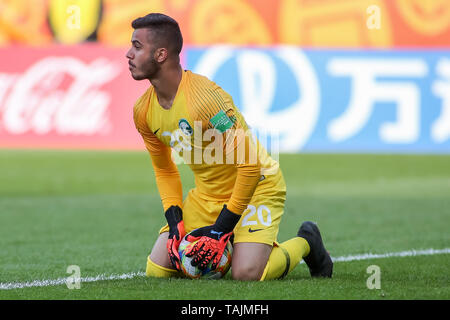 Gdynia, Pologne, 25 mai 2019 : Abdulrahman Alshammari attrape la balle au cours de la FIFA 2019 Coupe du Monde U-20 groupe e match entre la France et l'Arabie saoudite au stade de Gdynia à Gdynia. Credit : Tomasz Zasinski / Alamy Live News Banque D'Images