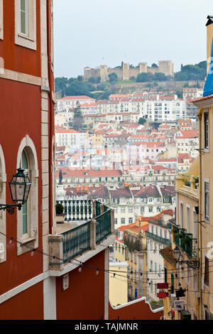 Vista de barrio Baixa y Castillo de Sao Jorge. Calçada do Duque. Le quartier du Chiado. Ciudad de Lisboa, Portugal, Península Ibérica, Europa Banque D'Images