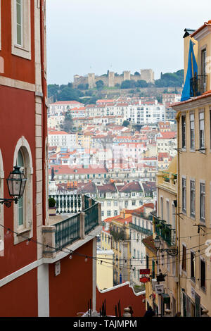 Vista de barrio Baixa y Castillo de Sao Jorge. Calçada do Duque. Le quartier du Chiado. Ciudad de Lisboa, Portugal, Península Ibérica, Europa Banque D'Images