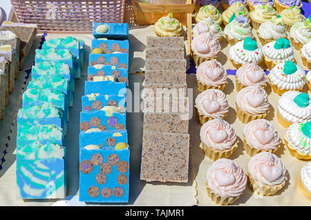 Bijou magnifique savon. Fabrication de savon Eco produits. - Juste une exposition de groupes d'artisans. Banque D'Images