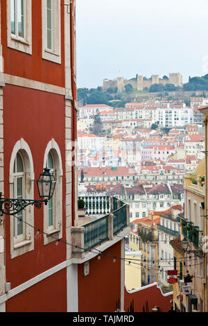 Vista de barrio Baixa y Castillo de Sao Jorge. Calçada do Duque. Le quartier du Chiado. Ciudad de Lisboa, Portugal, Península Ibérica, Europa Banque D'Images