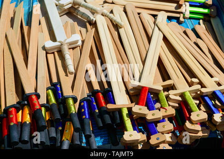 L'enfant en bois - armes sabres, épées. Jouets écologiques. - Juste une exposition de groupes d'artisans. Banque D'Images