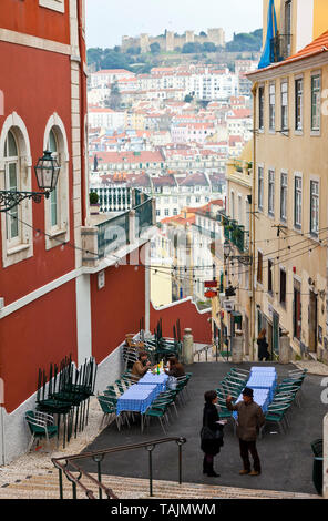 Vista de barrio Baixa y Castillo de Sao Jorge. Calçada do Duque. Le quartier du Chiado. Ciudad de Lisboa, Portugal, Península Ibérica, Europa Banque D'Images