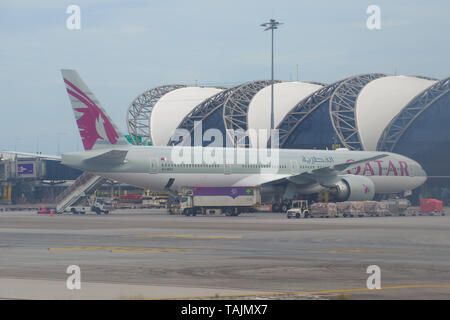 BANGKOK, THAÏLANDE - 09 décembre 2018 : Avion Boeing 777-300 (A7-BAT) Qatar Airways avant le départ sur l'aéroport de Suvarnabhumi Banque D'Images