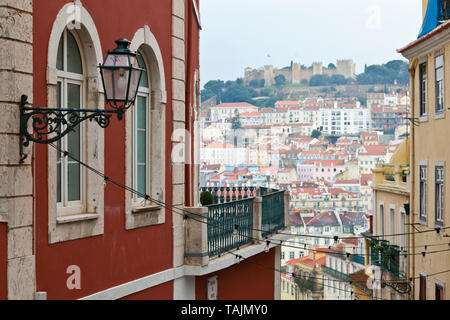 Vista de barrio Baixa y Castillo de Sao Jorge. Calçada do Duque. Le quartier du Chiado. Ciudad de Lisboa, Portugal, Península Ibérica, Europa Banque D'Images