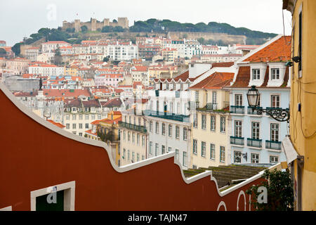 Vista de barrio Baixa y Castillo de Sao Jorge. Calçada do Duque. Le quartier du Chiado. Ciudad de Lisboa, Portugal, Península Ibérica, Europa Banque D'Images