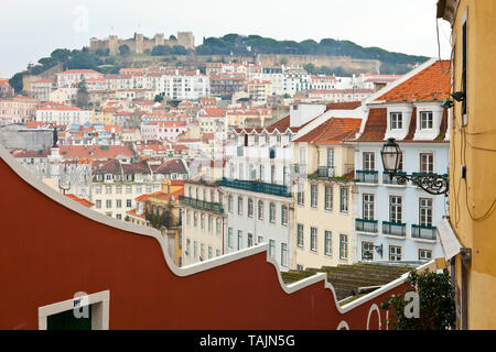 Vista de barrio Baixa y Castillo de Sao Jorge. Calçada do Duque. Le quartier du Chiado. Ciudad de Lisboa, Portugal, Península Ibérica, Europa Banque D'Images