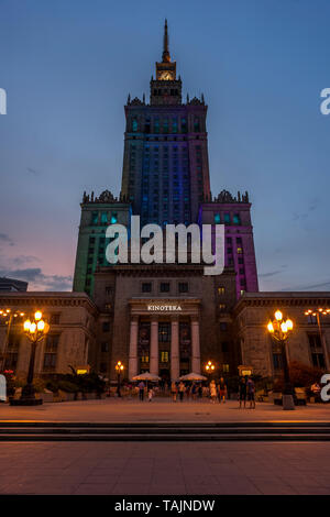 Palais de la Culture et de la science durant le crépuscule à Varsovie, Pologne 2018. Banque D'Images