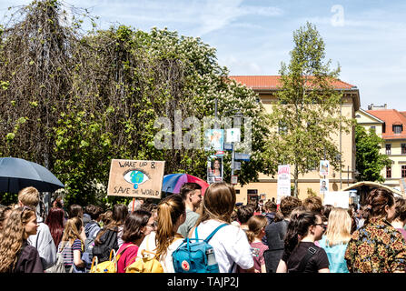 WEIMAR, ALLEMAGNE LE 24 MAI 2019 : Vendredi pour protester contre le changement climatique à terme par de jeunes gens se rassemblent dans la place Goetheplatz pour réclamer des mesures sur le changement climatique. Banque D'Images
