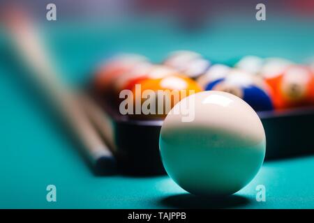 Boule de billard blanc dans une table de billard Banque D'Images