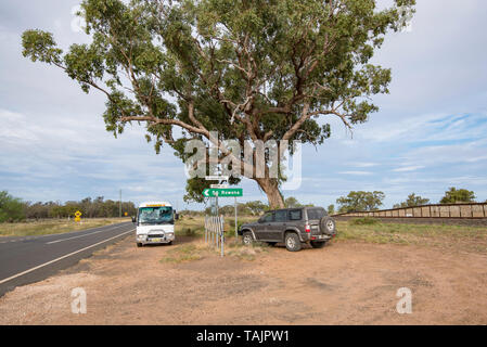 30km de la ville la plus proche et l'école de Burren Junction, c'est l'école d'autobus sur l'autoroute Kamilaroi sous un énorme vieille boîte jaune gum tree Banque D'Images