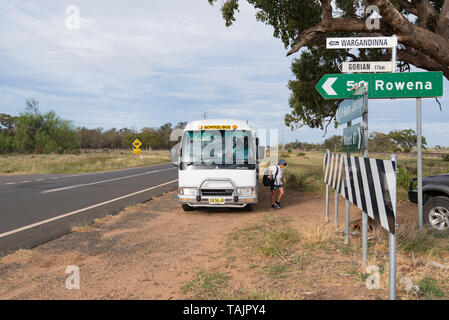 30km de la ville la plus proche et l'école de Burren Junction, c'est l'école d'autobus sur l'autoroute Kamilaroi sous un énorme vieille boîte jaune gum tree Banque D'Images