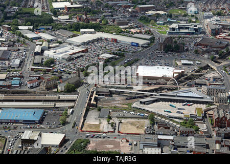 Vue aérienne du centre-ville de Bolton à l'ouest A579 entre le chemin de fer et des stations de bus vers Bolton Shopping Park dans la distance Banque D'Images