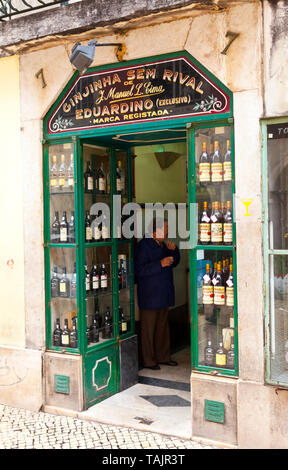 Traditionnelle locale de licor de guindas o ginjinha. Rua das Portas de Santo Antao. Barrio la Baixa. Ciudad de Lisboa, Portugal, Península Ibérica, Europa Banque D'Images