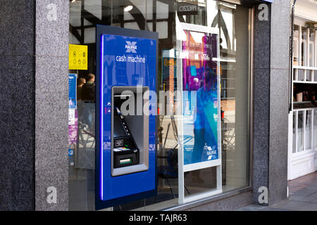 Point trésorerie d'Halifax, la machine fonctionne comme une banque britannique division commerciale de Bank of Scotland, officiellement la Halifax Building Society fondée en 192 Banque D'Images