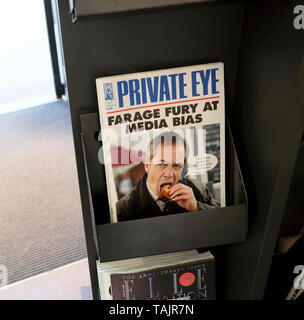 'Farage Fury à la partialité des médias" Nigel Farage manger le gâteau aux fruits sur la page de Private Eye magazine pour la vente sur un kiosque dans un supermarché britannique London England UK Mai 2019 Banque D'Images