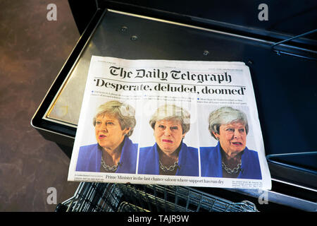 Le NDP dépasse mai Theresa, illusionnée, condamné' gros titre de journal dans le Daily Telegraph Brexit article sur la première page du journal pour la vente dans un supermarché dans les derniers jours avant sa démission 22 Mai 2019 Londres Royaume-Uni Grande-Bretagne Banque D'Images