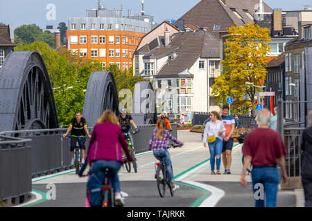 Radschnellweg RS1, un cycle autoroute, à Mülheim an der Ruhr, Allemagne, sur un ancien pont ferroviaire à travers la Ruhr, l'ensemble de l'itinéraire sera plus de 100 KM Banque D'Images