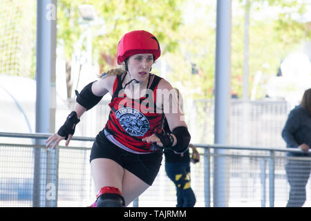 Madrid, Espagne. 25 mai, 2019. Rouleau de jammer Dreby, Madrid # 10, Feminatrix Frankensteam pendant le match contre. Banque D'Images