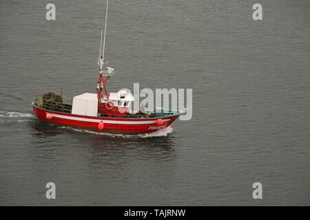 Bateau de pêche locaux qui quittent le port de La Corogne dans le pays de l'Espagne, Europe Banque D'Images