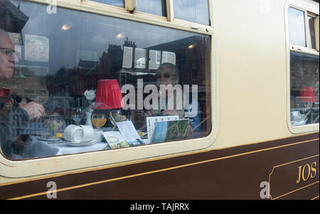 Personnes coin sur train à vapeur au Pullman transport à Grosmont. North York Moors Railway. North Yorkshire, Angleterre. UK Banque D'Images