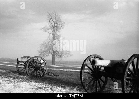 Image en noir et blanc granuleux de la bataille de Gettysburg canons après une tempête de décembre en 2000. Banque D'Images